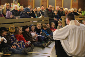 Die Kinder im Gespräch mit Pfarrer Peters